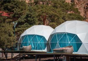 ArtanishComuna Sevan的两顶圆顶帐篷 - 桌椅