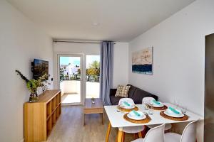 美洲海滩ALEGRIA Barranco的客厅配有白色的桌子和椅子