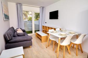 美洲海滩ALEGRIA Barranco的客厅配有沙发和桌椅