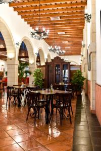 圣玛丽亚港ALEGRIA Bodega Real的大楼内带桌椅的用餐室