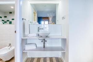 坎布里尔斯CAMBRILS Chic! Apartments by ALEGRIA的白色的浴室设有水槽和卫生间。