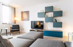 杜塞尔多夫Homefy Altstadt Apartment für 6 Personen, mit 2 Bädern und Balkon的带沙发和电视的客厅