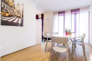 杜塞尔多夫Homefy Altstadt Apartment für 6 Personen, mit 2 Bädern und Balkon的一间带桌椅的用餐室