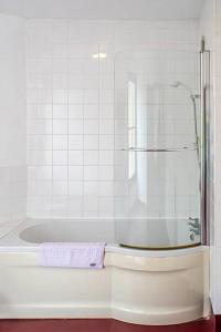 ChatterisThe George Hotel的带淋浴和浴缸的白色浴室