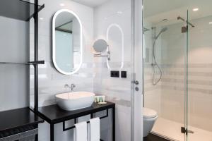 根特Residence Inn Ghent by Marriott的白色的浴室设有水槽和淋浴。