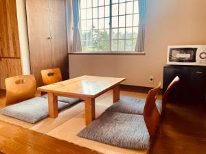 富士河口湖SAMURISE NORTH的一间带木桌和椅子的用餐室