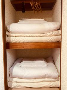 富士河口湖SAMURISE NORTH的衣柜里配有四个白色枕头