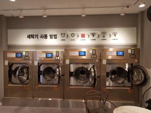 大邱Residence Daon的一间有标志的房间里的洗衣机