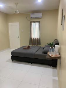 珍南海滩Maze Roomstay Langkawi的一间卧室配有一张床和一张桌子