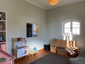 维尔茨堡Exklusives Ferienhaus in Top Lage: Der Johannishof的儿童间,配有桌子和窗户
