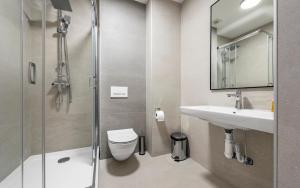 基希讷乌摄政酒店的带淋浴、卫生间和盥洗盆的浴室