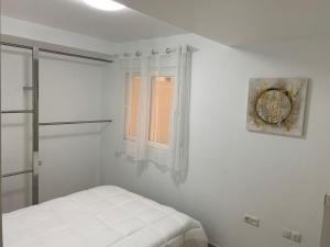 阿尔梅利马Apartamento Center Playa Almerimar的白色的卧室设有床和窗户