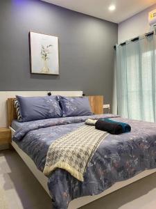 BijiloAquaview Amina's rental apartment的一间卧室配有一张带蓝色棉被的床