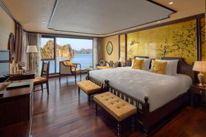 下龙湾Indochine Premium Halong Bay Powered by Aston的一间卧室设有一张大床和一个大窗户