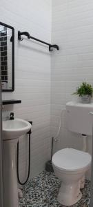 Kota BharuMembunga Village的白色的浴室设有卫生间和水槽。