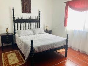 São SebastiãoAlfazema的一间卧室设有一张床和一个窗口