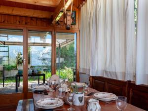 南达南达站心之奴仆度假屋的用餐室配有带盘子和玻璃杯的桌子