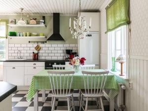 菲利普斯塔德Chalet Långban by Interhome的厨房配有一张带绿色和白色桌布的桌子。