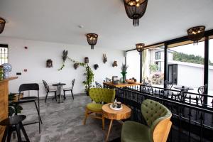 艾瓦勒克Marlo Ayvalık 12 Plus Adult Only的餐厅设有桌椅和窗户。