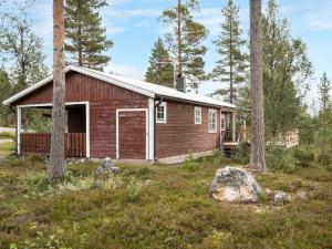 洛夫斯达伦Chalet Lofsdalen Lavskrikan - HJD030 by Interhome的树林中的小小屋