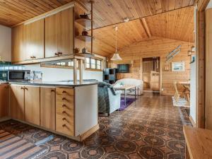 洛夫斯达伦Chalet Lofsdalen Lavskrikan by Interhome的小木屋内的厨房和客厅