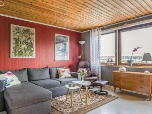 BromöllaHoliday Home Täppan - SKO184 by Interhome的客厅配有沙发和桌子