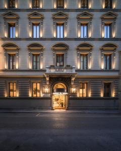 佛罗伦萨克罗齐迪马耳他酒店的一座大型白色建筑,上面设有阳台