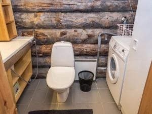 鲁卡Holiday Home Rukakämmekkä by Interhome的一间带卫生间和洗衣机的浴室