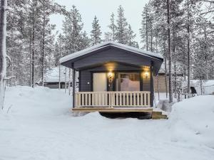 萨利色尔卡Holiday Home Pikkuporo b by Interhome的树林里的雪地小屋