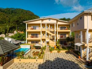 博瓦隆热带的向往公寓式酒店的享有带游泳池的建筑的空中景致