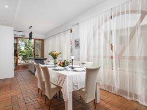 科尔尼奇Holiday Home Noveanni by Interhome的一间配备有白色桌椅的用餐室