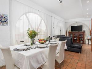 科尔尼奇Holiday Home Noveanni by Interhome的一间配备有白色桌椅的用餐室