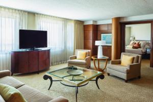 大西洋城大西洋城会议中心喜来登酒店的带沙发和电视的客厅