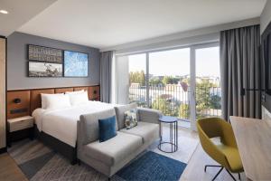 迭戈姆Residence Inn by Marriott Brussels Airport的酒店客房设有床、沙发和窗户。