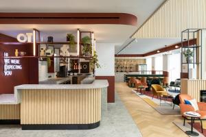 迭戈姆Residence Inn by Marriott Brussels Airport的大堂设有酒吧和台球桌