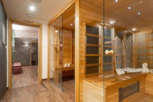 萨尔瓦尔Onyx Luxury的步入式淋浴和玻璃墙