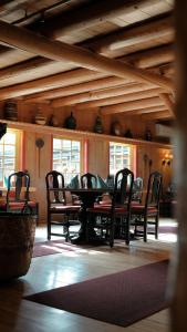 哈山Hunderfossen Snow Hotel的一间带桌椅的用餐室