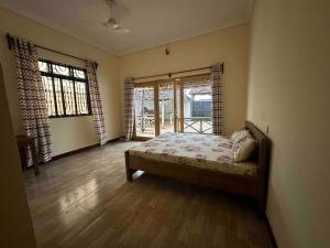吉汶瓦Bhome Zanzibar的一间卧室设有一张床和一个大窗户