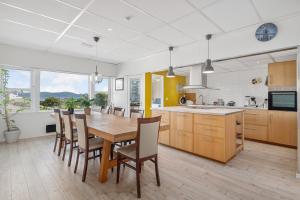 布雷克斯塔德Brekstad Gjestehus AS的厨房配有木制餐桌和椅子