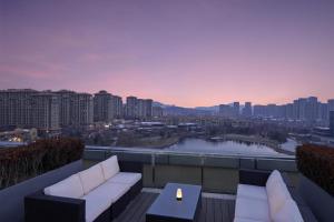 青岛青岛李沧绿城喜来登酒店 的享有城市美景的屋顶露台
