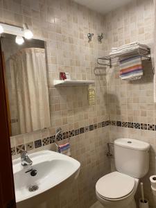 巴塞罗那珊瑚膳食公寓的浴室配有白色卫生间和盥洗盆。