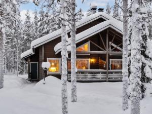 锡尔卡Holiday Home Ansa by Interhome的雪中树下的小木屋