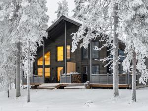 锡尔卡Holiday Home Westlevi b by Interhome的雪中树林里的小木屋