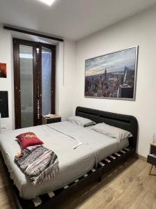 基瓦索Regis 2 Appartamenti Resort centro storico的卧室配有一张挂在墙上的床铺