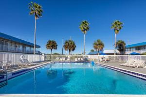 泰特斯维尔肯尼迪太空中心戴斯酒店的度假村内棕榈树游泳池