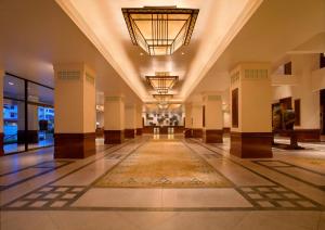 哥打京那巴鲁京那巴鲁凯悦酒店的走廊上设有大型大堂,地板上铺有地毯