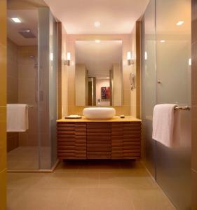 哥打京那巴鲁京那巴鲁凯悦酒店的一间带水槽和淋浴的浴室