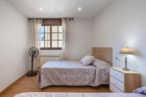 莫纳奇尔Apartamento ladera de Sierra Nevada的一间卧室设有两张床和窗户。