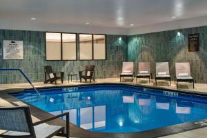 安克雷奇安可里奇希尔顿惠庭套房酒店的游泳池位于酒店客房内,配有桌椅