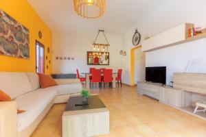 拉奥利瓦Villa Roby Corralejo的客厅配有沙发和桌子